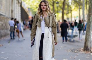 all-the-latest-street-style-shots-from-paris-fashion-week-1923584-1475354442