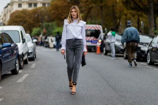 all-the-latest-street-style-shots-from-paris-fashion-week-1923586-1475354442