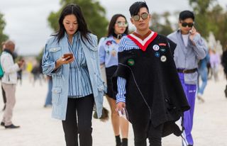 all-the-latest-street-style-shots-from-paris-fashion-week-1923587-1475354443