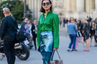 all-the-latest-street-style-shots-from-paris-fashion-week-1923590-1475354444