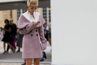 all-the-latest-street-style-shots-from-paris-fashion-week-1923593-1475354662