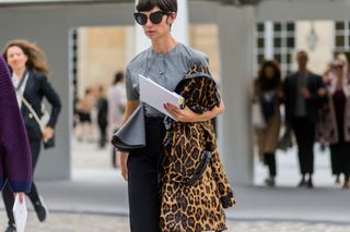 all-the-latest-street-style-shots-from-paris-fashion-week-1923594-1475354662