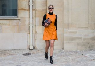 all-the-latest-street-style-shots-from-paris-fashion-week-1923595-1475354663