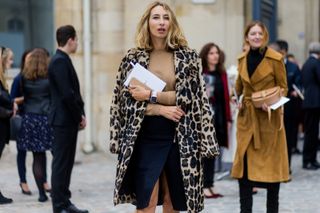 all-the-latest-street-style-shots-from-paris-fashion-week-1923597-1475354663