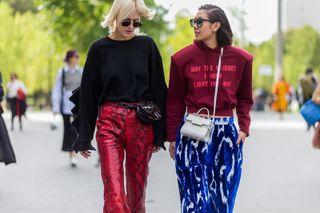 all-the-latest-street-style-shots-from-paris-fashion-week-1923601-1475354664