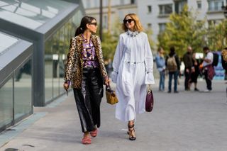 all-the-latest-street-style-shots-from-paris-fashion-week-1923605-1475354665