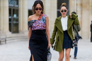 all-the-latest-street-style-shots-from-paris-fashion-week-1923607-1475354665