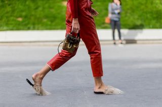 all-the-latest-street-style-shots-from-paris-fashion-week-1923608-1475354665