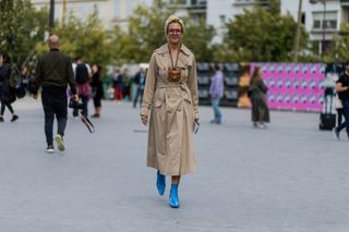 all-the-latest-street-style-shots-from-paris-fashion-week-1923609-1475354666