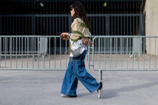 all-the-latest-street-style-shots-from-paris-fashion-week-1923611-1475354666