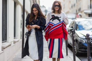 all-the-latest-street-style-shots-from-paris-fashion-week-1923828-1475424481