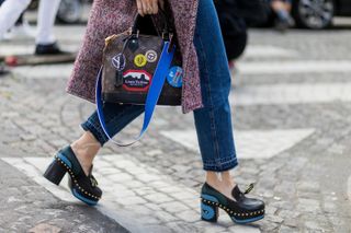 all-the-latest-street-style-shots-from-paris-fashion-week-1923830-1475424482
