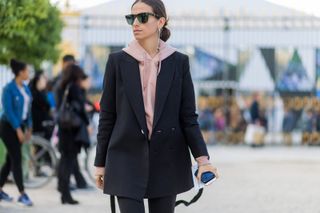 all-the-latest-street-style-shots-from-paris-fashion-week-1923832-1475424483