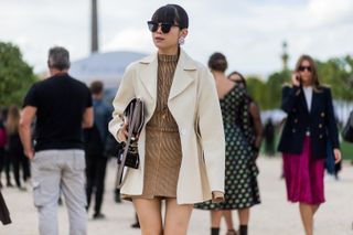 all-the-latest-street-style-shots-from-paris-fashion-week-1923835-1475424483