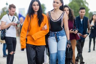 all-the-latest-street-style-shots-from-paris-fashion-week-1923837-1475424484