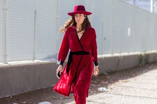 all-the-latest-street-style-shots-from-paris-fashion-week-1925842-1475588822