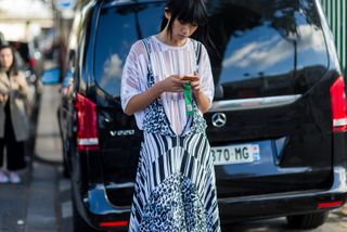 all-the-latest-street-style-shots-from-paris-fashion-week-1925843-1475588822