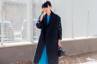 all-the-latest-street-style-shots-from-paris-fashion-week-1925846-1475588822