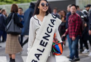 all-the-latest-street-style-shots-from-paris-fashion-week-1925853-1475588824