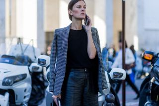 all-the-latest-street-style-shots-from-paris-fashion-week-1925855-1475588939