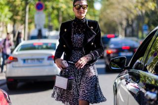 all-the-latest-street-style-shots-from-paris-fashion-week-1925860-1475588940