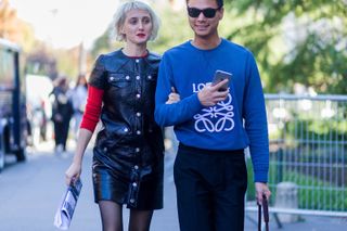 all-the-latest-street-style-shots-from-paris-fashion-week-1928745-1475764481