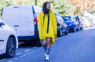 all-the-latest-street-style-shots-from-paris-fashion-week-1928747-1475764481