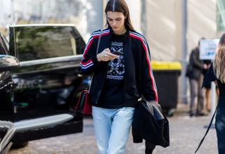 all-the-latest-street-style-shots-from-paris-fashion-week-1928749-1475764481