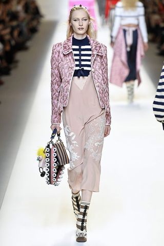 our-five-favorite-looks-from-the-fendi-runway-1917715-1475007711