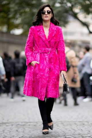 the-street-style-trends-were-stealing-from-paris-fashion-week-1925326-1475537050
