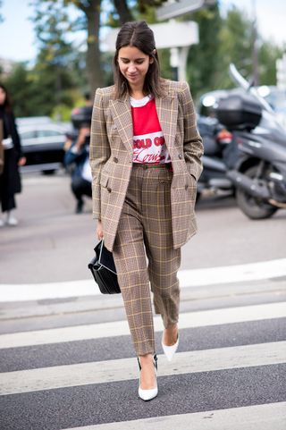 the-street-style-trends-were-stealing-from-paris-fashion-week-1925332-1475537052