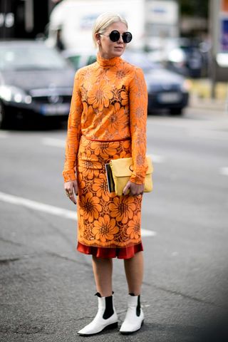 the-street-style-trends-were-stealing-from-paris-fashion-week-1925334-1475537052