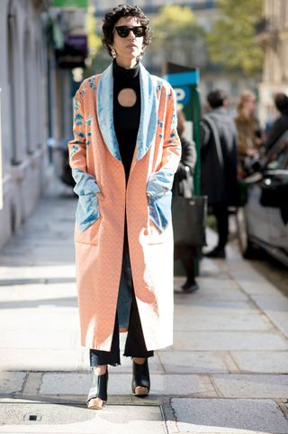 the-street-style-trends-were-stealing-from-paris-fashion-week-1925335-1475537052