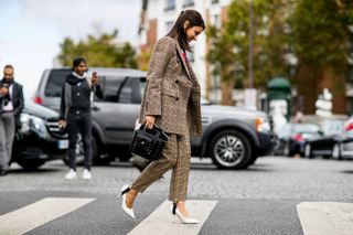 the-street-style-trends-were-stealing-from-paris-fashion-week-1925336-1475537053