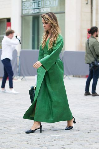 11-chic-and-simple-street-style-looks-from-paris-fashion-week-1924011-1475477861