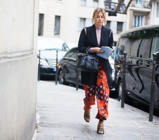11-chic-and-simple-street-style-looks-from-paris-fashion-week-1924019-1475477871