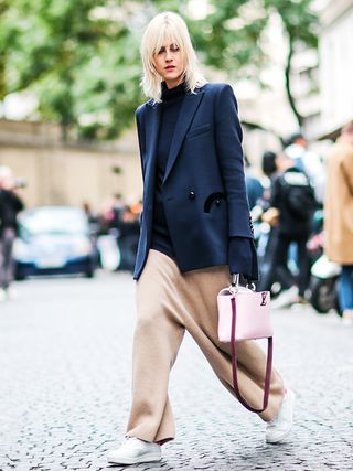 11-chic-and-simple-street-style-looks-from-paris-fashion-week-1924030-1475477881