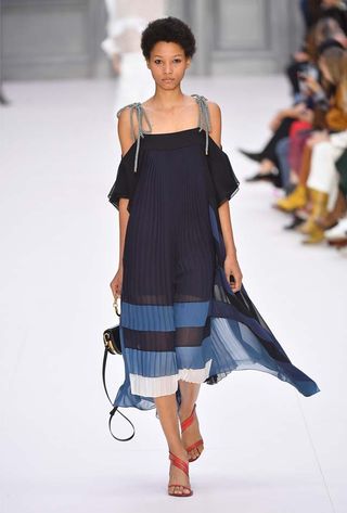 the-newest-it-bag-straight-from-chloe-s-ss-17-runway-1920635-1475163890