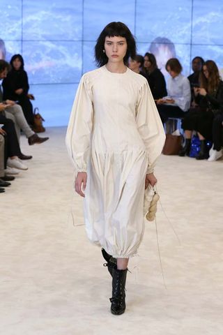 can-we-talk-about-the-sleeves-at-loewes-ss-17-runway-show-1922845-1475262358
