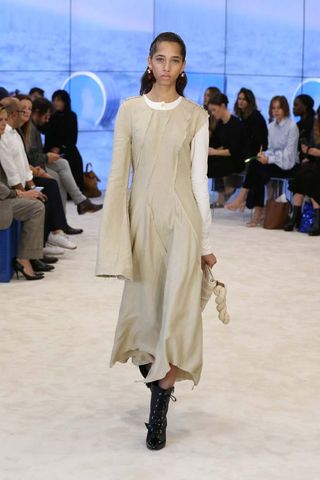 can-we-talk-about-the-sleeves-at-loewes-ss-17-runway-show-1922846-1475262358