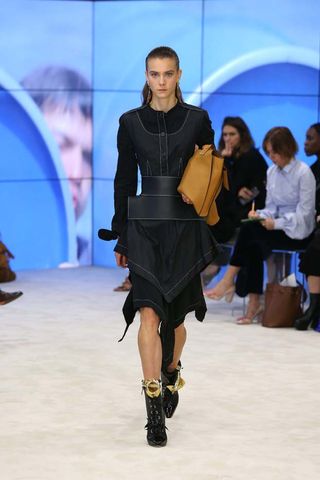 can-we-talk-about-the-sleeves-at-loewes-ss-17-runway-show-1922849-1475262358