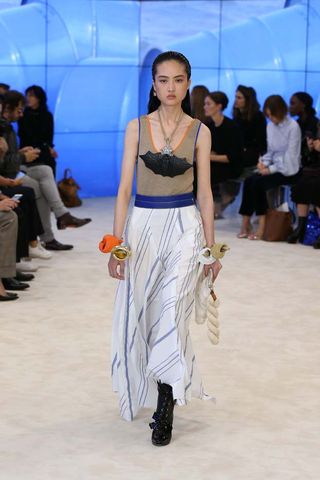 can-we-talk-about-the-sleeves-at-loewes-ss-17-runway-show-1922851-1475262359
