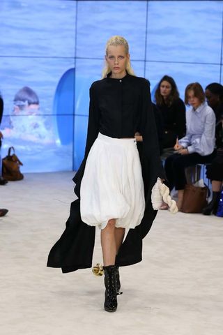 can-we-talk-about-the-sleeves-at-loewes-ss-17-runway-show-1922853-1475262359