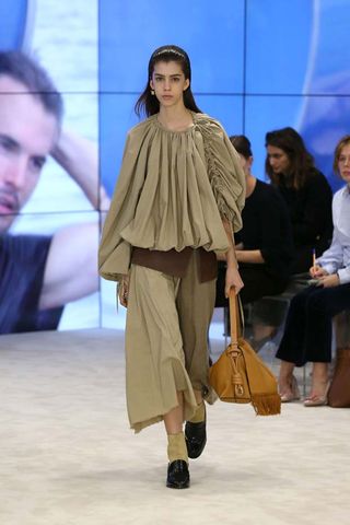 can-we-talk-about-the-sleeves-at-loewes-ss-17-runway-show-1922857-1475262360