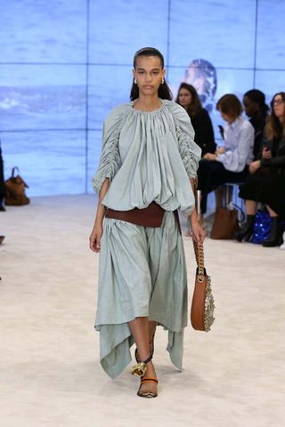 can-we-talk-about-the-sleeves-at-loewes-ss-17-runway-show-1922863-1475262360