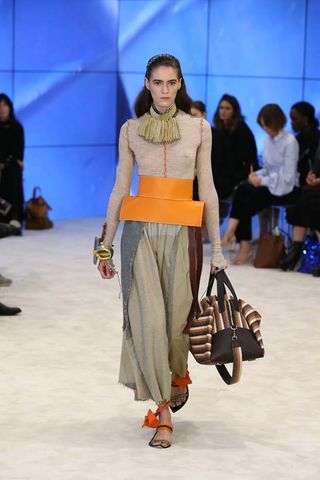 can-we-talk-about-the-sleeves-at-loewes-ss-17-runway-show-1922872-1475262362