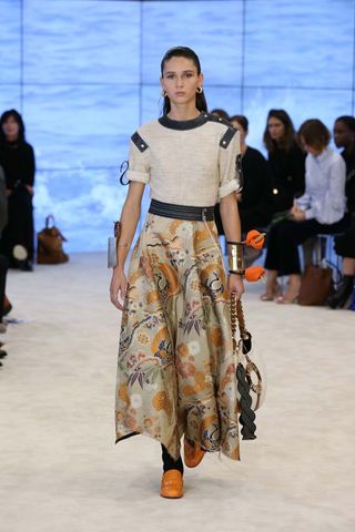 can-we-talk-about-the-sleeves-at-loewes-ss-17-runway-show-1922875-1475262362