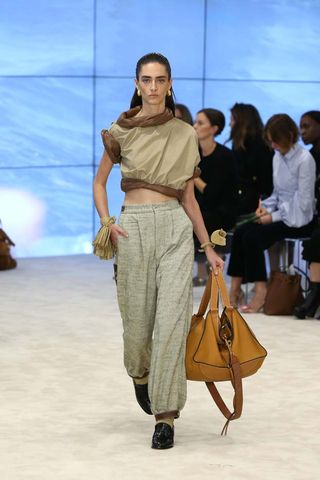 can-we-talk-about-the-sleeves-at-loewes-ss-17-runway-show-1922877-1475262362