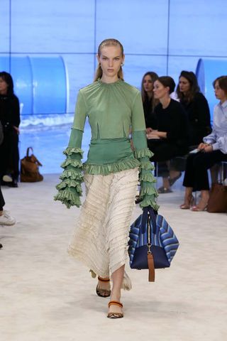 can-we-talk-about-the-sleeves-at-loewes-ss-17-runway-show-1922879-1475262362