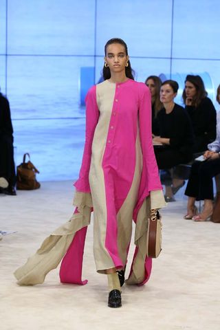 can-we-talk-about-the-sleeves-at-loewes-ss-17-runway-show-1922881-1475262363